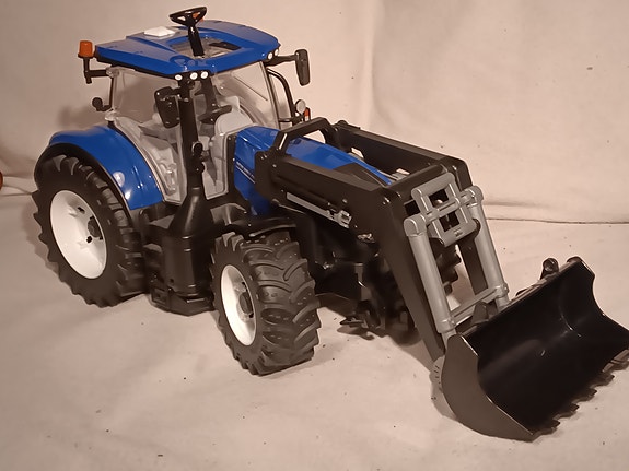 Traktori New Holland etukuormaajalla