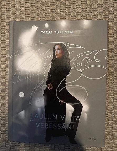 Tarja Turunen Laulun voima Veressäni kirja