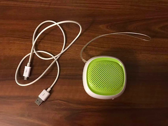 Mini Bluetooth -kaiutin, vain osiksi, mukana Micro USB -johto