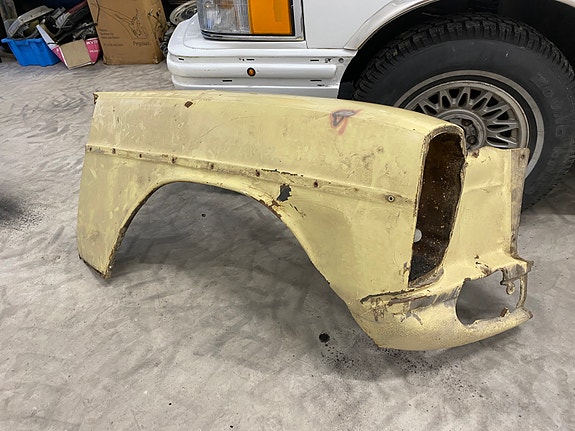 W115 oikea etulokasuoja