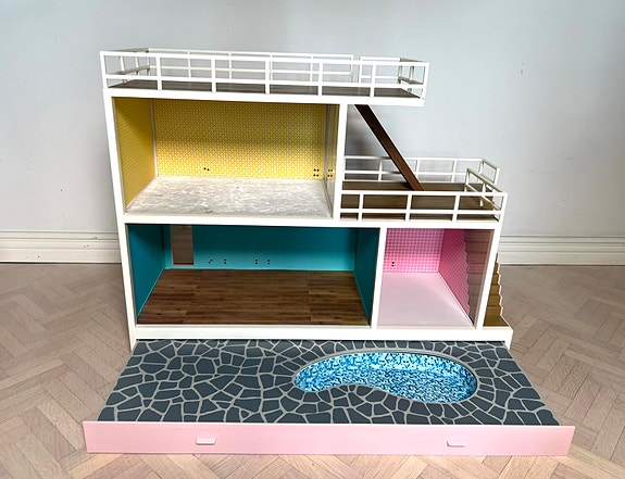 Lundby Stockholm nukkekoti uima-altaalla