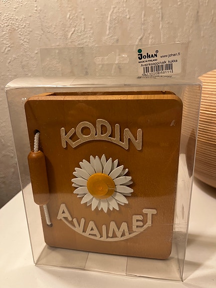 Johan-Puu Oy - ruskea puinen avainkaappi (käyttämätön)