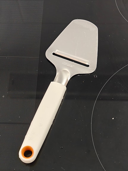 Fiskars Functional Form juustohöylä, kovalle juustolle