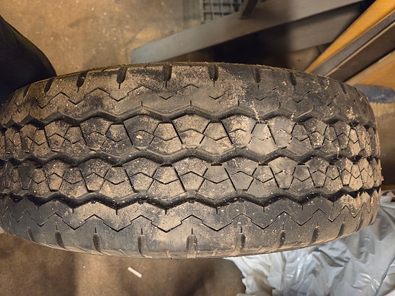 Bridgestone R623 rengas  MB sprinterin vanteella