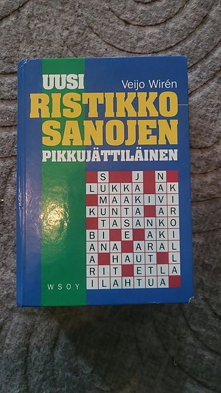 Ristikkosanojen pikkujättiläinen kirja
