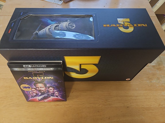 Babylon 5 The Ultimate Collection (DVD) ja Babylon 5 the Road Home BluRay