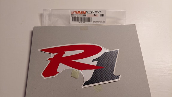 Yamaha R1 tarra