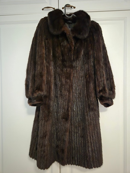 Tyylikäs pitkä raidallinen minkkiturkki (Saga Mink)