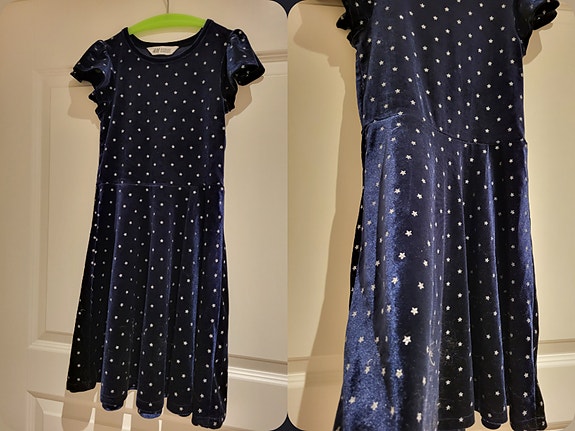 Tummansininen mekko