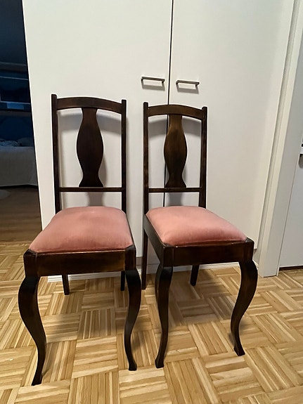 Kaksi samettipäällysteistä puutuolia