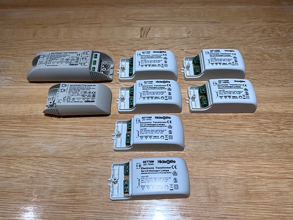 Elektroninen liitäntälaite / muuntaja / virtalähde 12 V AC, 230 V