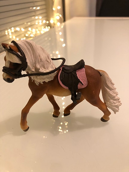 Myytävänä Schleich hevonen ja tarvikkeet.