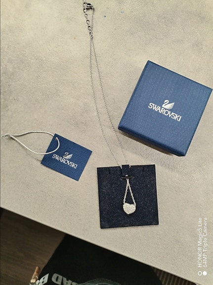 Myydään UUSI Swarovski kaulakoru 40e.