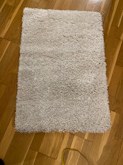 Valkoinen nukkamatto