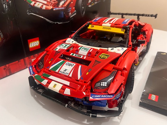 LEGO Technic Ferrari 488 GTE -malli