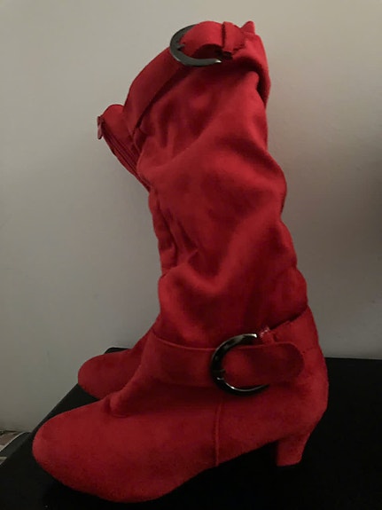 Punaiset pitkävartiset saappaat