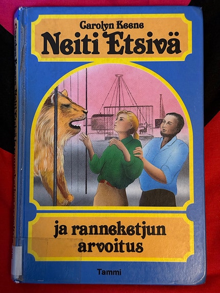 Neiti Etsivä ja ranneketjun arvoitus kirja