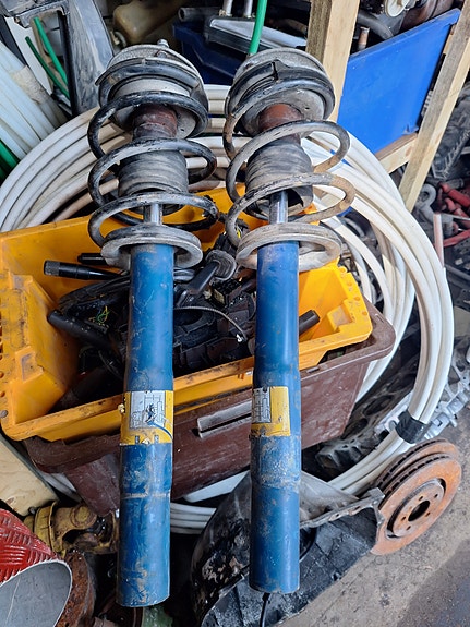 BMW E39 vähän käytetyt Meyle etuiskarit ym osia