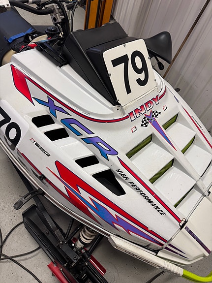 Ostetaan Polaris kiilakopan kuomu (kuvan kaltainen). Värillä ei väliä.