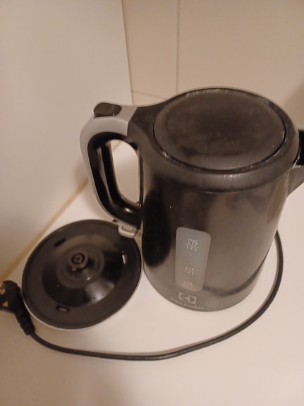 Electrolux-vedenkeitin musta