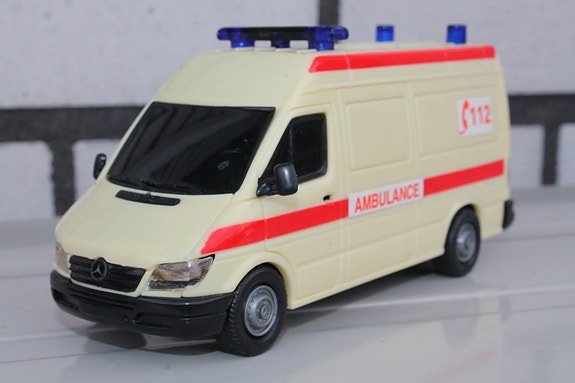 Mercedes-Benz Sprinter 2005 16cm ambulanssi Suomi pakettiauto leluauto malli
