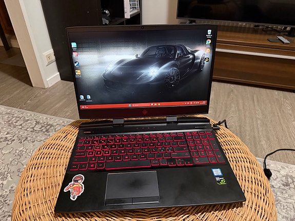 HP Omen pelikannettava musta punainen