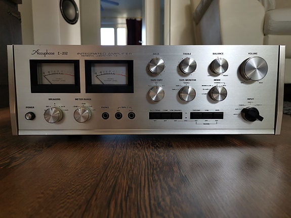 Accuphase E-202 integroitu vahvistin