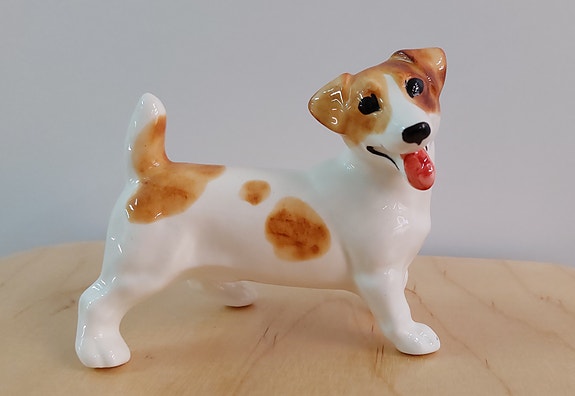 Jackrussellinterrierin posliini figuuri.