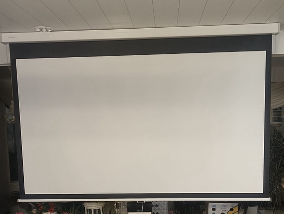 Epson projektori ja Projecta iso valkokangas.kotiteatteri