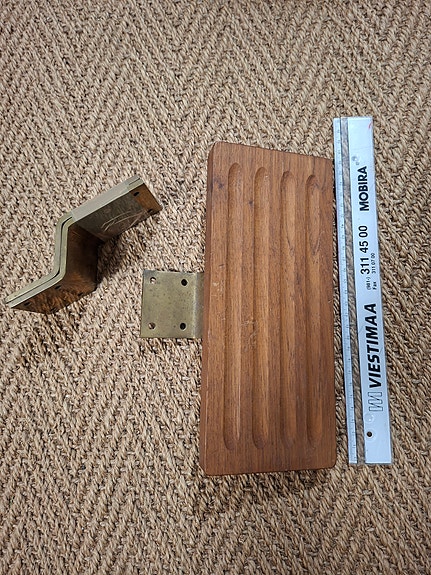Vanha teak-puinen oven vedin ja osia
