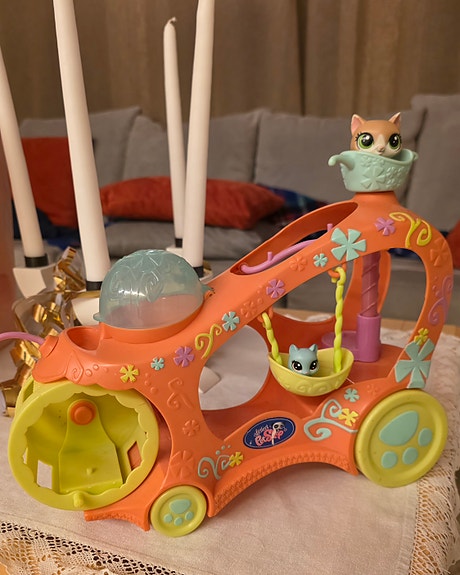 LPS Littlest Pet Shop auto ja kaksi söpöä figuuria