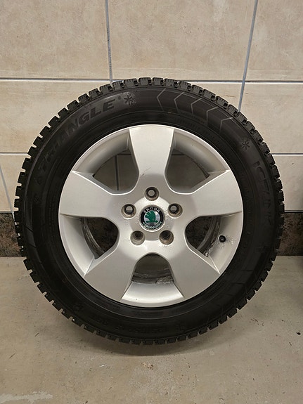 Skoda alkup. 15" alut +hyvät nastat