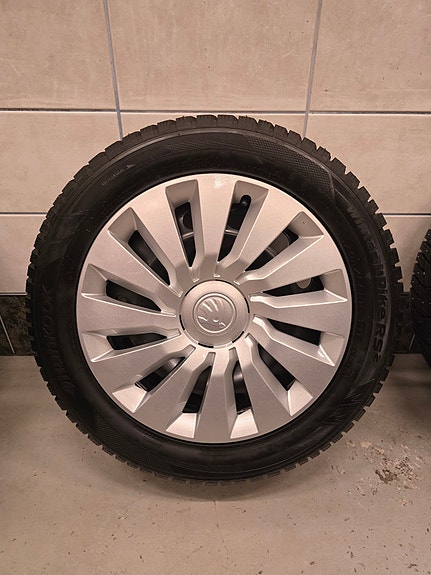 VAG 16" vanteet hyvillä nastoilla +Skoda kapselit