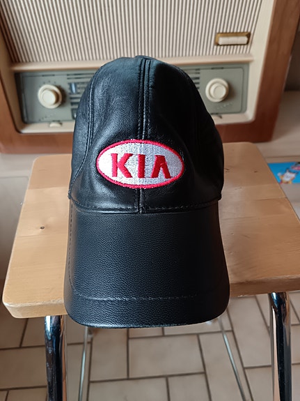 Kia - Musta nahkainen lippalakki