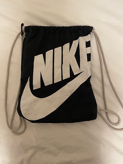 Nike musta kangasreppu