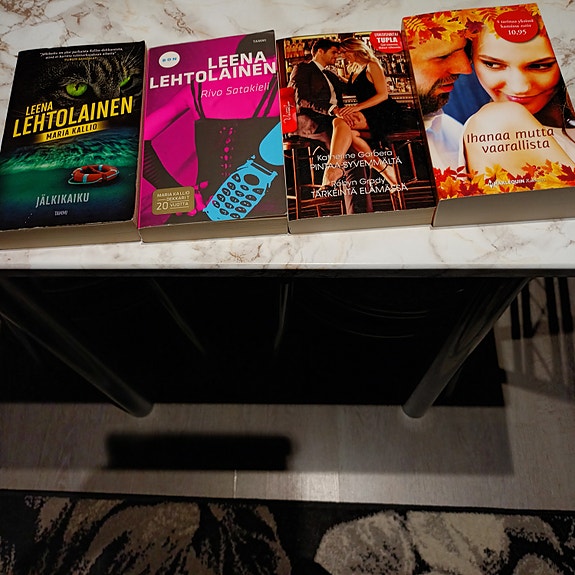4 kirjaa. Leena Lehtolainen rivo satakieli ja jälkikaiku ja 2 Harlequin kirjaa