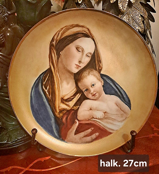 Kaunis, käsinmaalattu Madonna ja lapsi aiheinen posliinityö seinälle.
