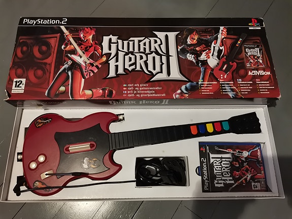 Guitar hero 2 kitara ja peli alkuperäisessä pakkauksessa