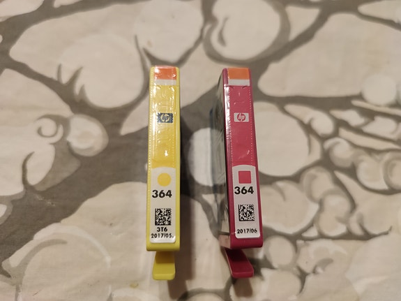 HP:n 364 mustekasettit (keltainen ja magenta)