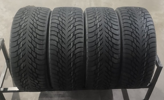 Ajamattomat 225/45R18 Nokian kitkarenkaat
