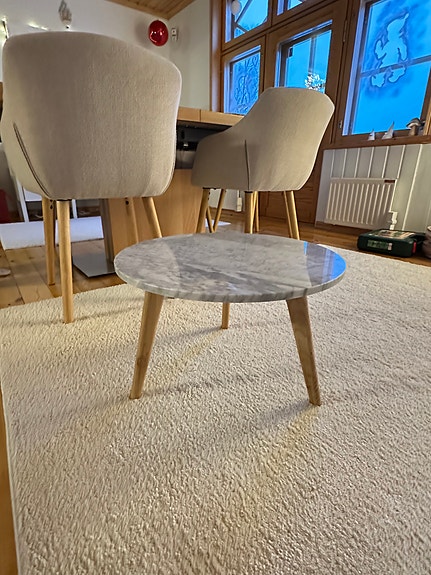 Pyöreä marmorikantinen design sohvapöytä tammi jaloilla