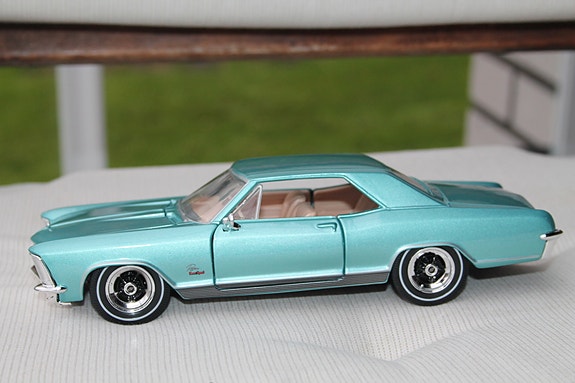 1965 Buick Riviera pienoismalli keräilyauto ovet aukeaa 20cm 1:24 metalli 1/24