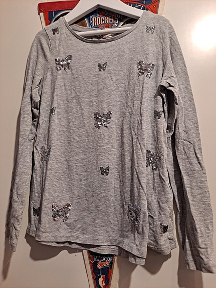 H&M harmaa tytöille tarkoitettu paita koko 134/140 cm.