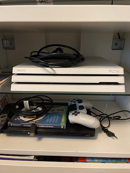 PlayStation 4 Pro valkoinen pelikonsoli ja ohjain + pelejä/ kuin uusi