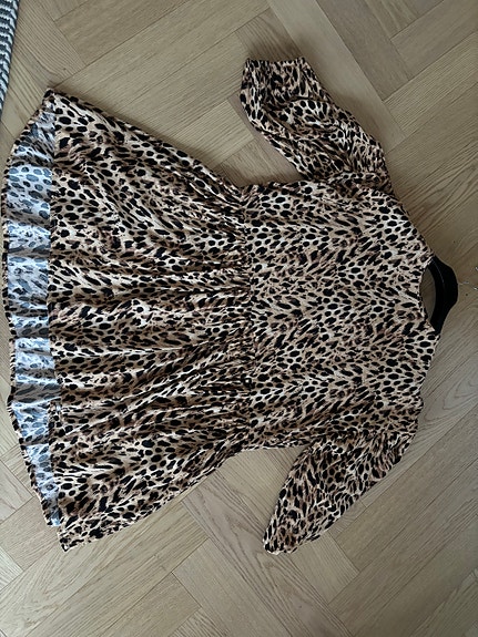Miia Halmesmaa mekko pantterikuosilla