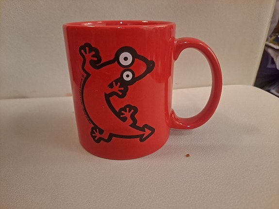 Punainen keraaminen muki liskokuvalla