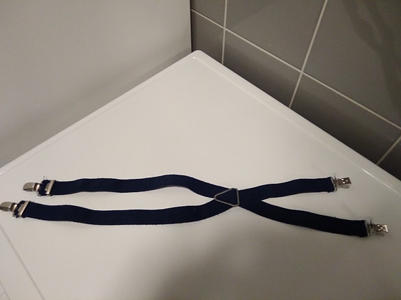 tummansiniset pienen pojan henkselit