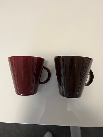 Iittala mukit 2 kpl eri väreissä, punaisen pohjassa lukee Koko, ruskeassa ei.