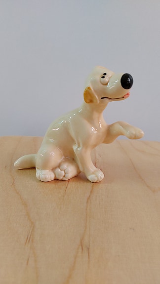 Labradorinnoutajan posliini figuuri