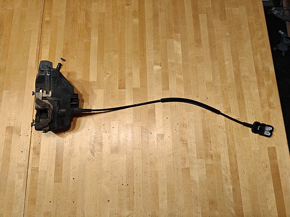 Nissan Primera P12 VE oven lukko